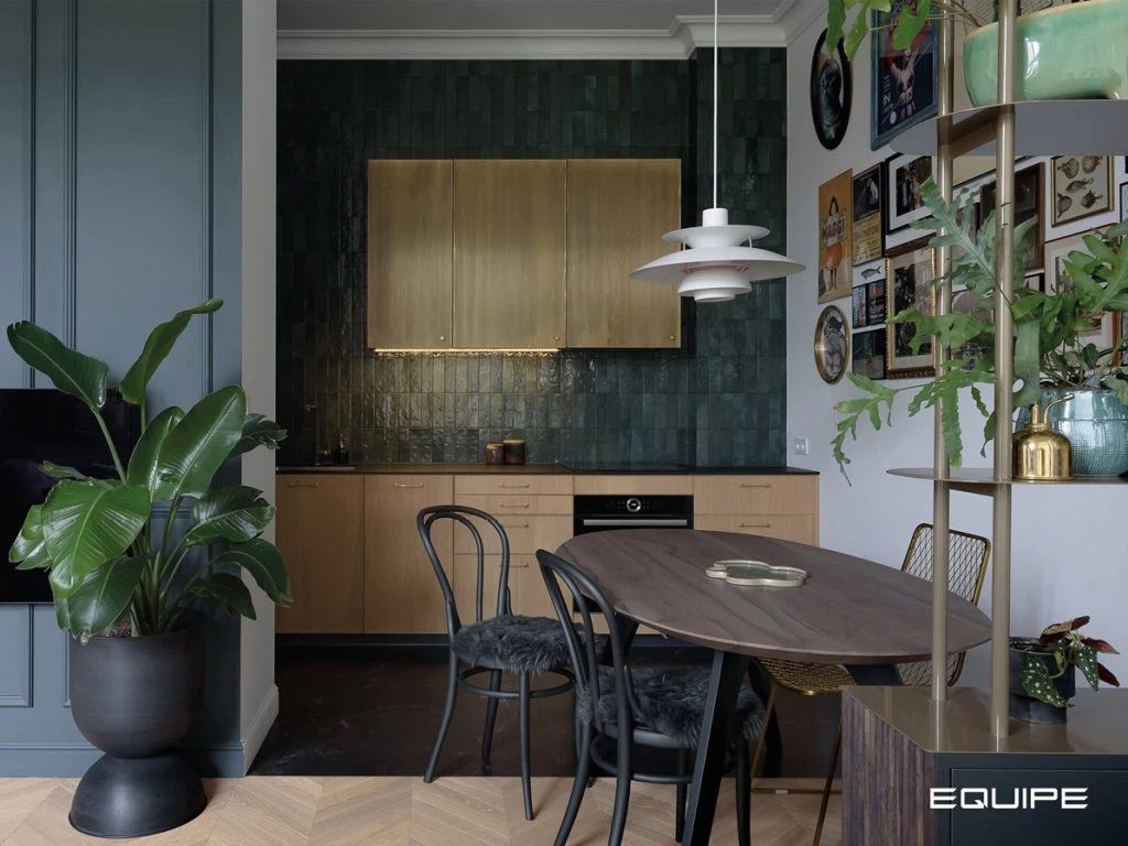 Уникальный интерьер квартиры с керамикой модного зеленого оттенка